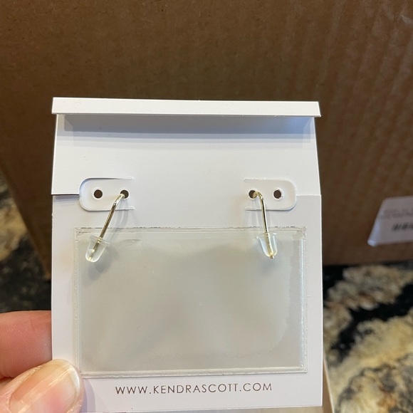 NWOT Kendra Scott Mother of Pearl earrings New still in packaging. Never Worn - Picture 3 of 3